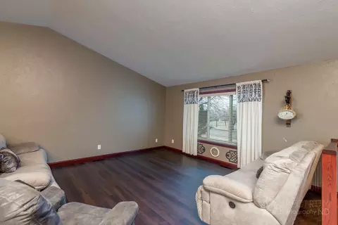206 Stuttgart Dr, Bismarck, ND 58504 photo 8