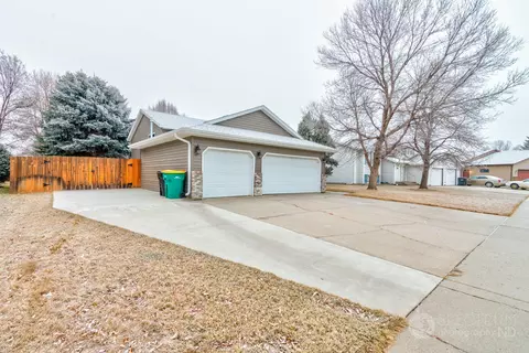 206 Stuttgart Dr, Bismarck, ND 58504 photo 21