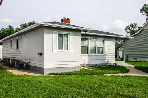 402 10th Ave SW, Mandan, ND 58554 photo 1