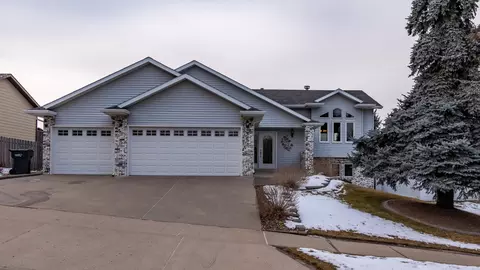 2205 9th Ave SE, Mandan, ND 58554 photo 1
