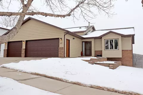 2209 9th Ave SE, Mandan, ND 58554 photo 1