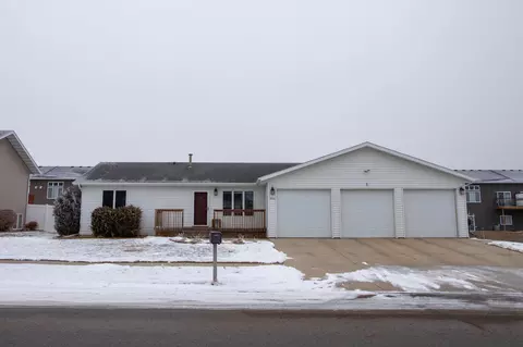 1104 27th St N, Mandan, ND 58554 photo 1