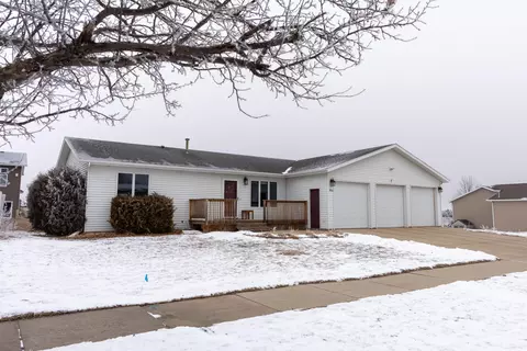 1104 27th St N, Mandan, ND 58554 photo 2