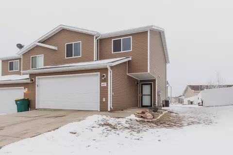 4917 Windsor St, Bismarck, ND 58503 photo 2