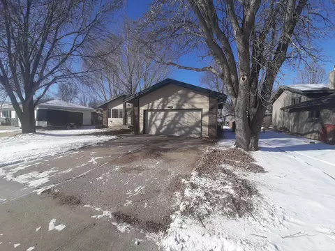 1702 Omaha Dr, Bismarck, ND 58504 photo 1