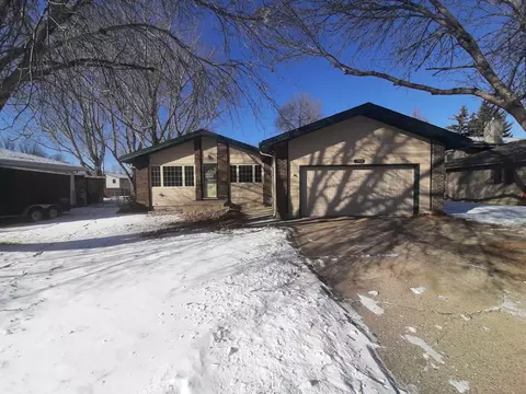 1702 Omaha Dr, Bismarck, ND 58504 photo 2