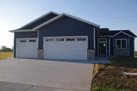 5307 Hendrickson Dr, Bismarck, ND 58501 photo 1