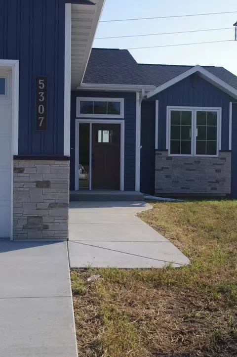 5307 Hendrickson Dr, Bismarck, ND 58501 photo 2