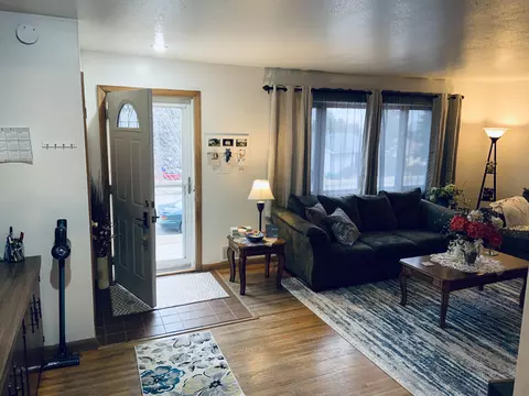 607 Crescent Ln, Bismarck, ND 58501 photo 2