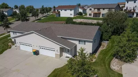 2305 Pointe Loop, Bismarck, ND 58503 photo 2