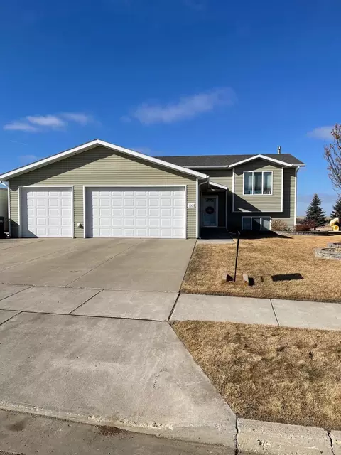 3009 Plainview Dr SE, Mandan, ND 58554 photo 1