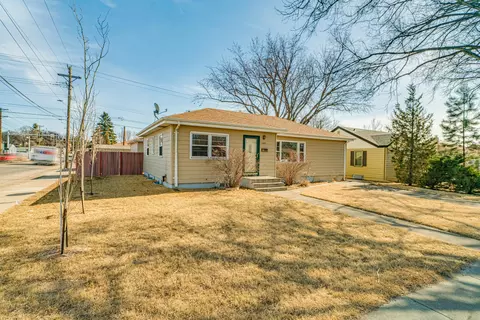 1323 3rd St, Bismarck, ND 58501 photo 2
