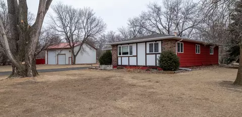 591 Meadowview Dr, Bismarck, ND 58504 photo 2