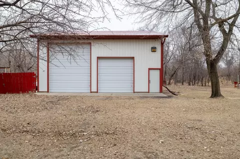 591 Meadowview Dr, Bismarck, ND 58504 photo 4