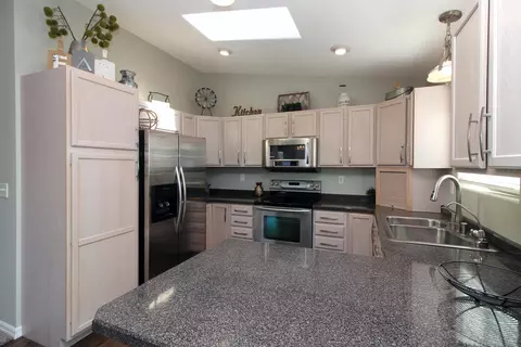 145 Lorrain Dr, Bismarck, ND 58503 photo 6