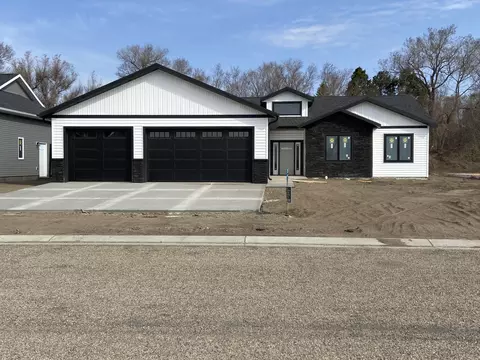 5420 Hendrickson Dr, Bismarck, ND 58503 photo 1