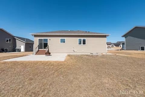 409 Fields Ct SE, Mandan, ND 58554 photo 28