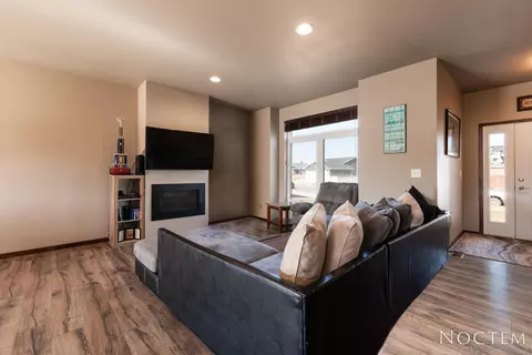 409 Fields Ct SE, Mandan, ND 58554 photo 5