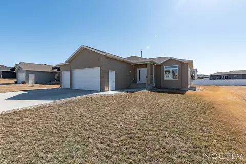 409 Fields Ct SE, Mandan, ND 58554 photo 2