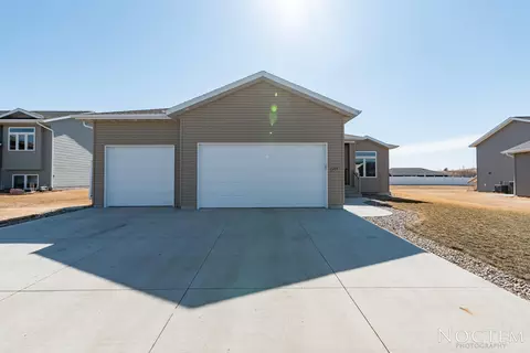 409 Fields Ct SE, Mandan, ND 58554 photo 1