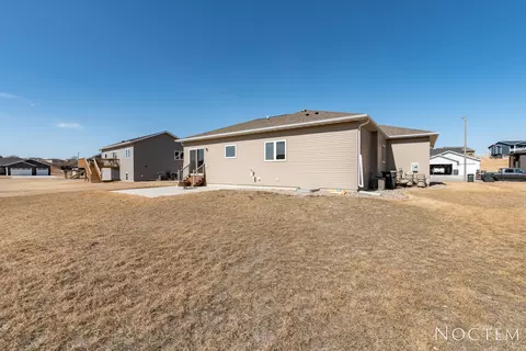 409 Fields Ct SE, Mandan, ND 58554 photo 29