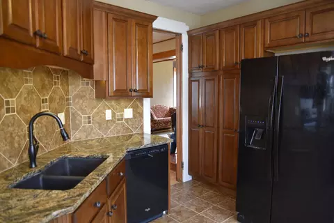 904 N 4th St, Bismarck, ND 58501 photo 2