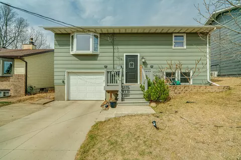 1008 3rd St NE, Mandan, ND 58554 photo 2