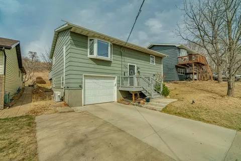 1008 3rd St NE, Mandan, ND 58554 photo 1