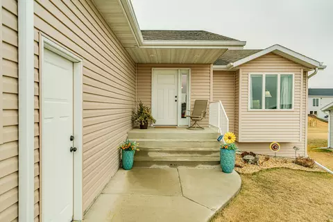 4812 Windsor St, Bismarck, ND 58503 photo 4