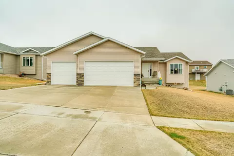 4812 Windsor St, Bismarck, ND 58503 photo 2