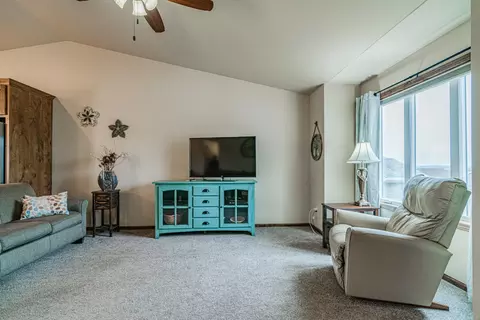 4812 Windsor St, Bismarck, ND 58503 photo 6