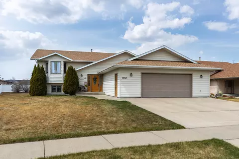 1930 Oregon Dr, Bismarck, ND 58503 photo 1
