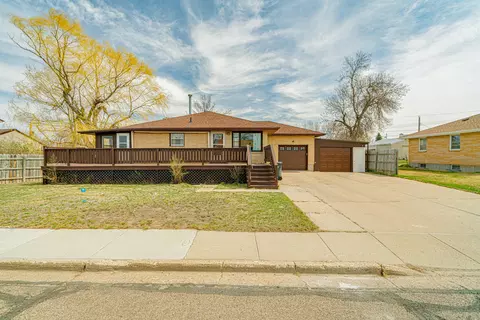1306 Monte Dr NW, Mandan, ND 58554 photo 1