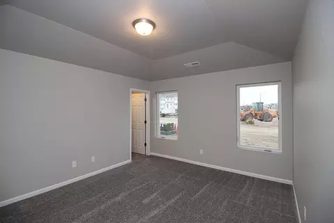 208 Kenner Loop, Bismarck, ND 58504 photo 2