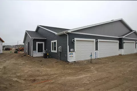 208 Kenner Loop, Bismarck, ND 58504 photo 1