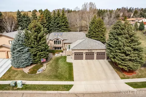 3102 Hackberry St, Bismarck, ND 58503 photo 2