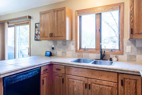 420 E Wachter Ave, Bismarck, ND 58504 photo 4
