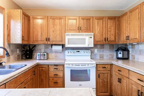 420 E Wachter Ave, Bismarck, ND 58504 photo 2