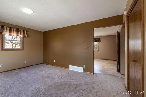 827 Jefferson Ave, Bismarck, ND 58504 photo 4