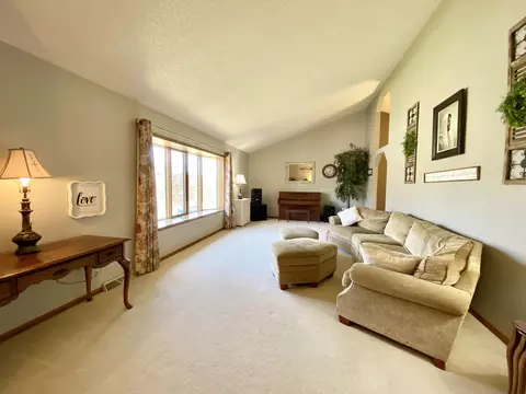 523 Juniper Dr, Bismarck, ND 58503 photo 3