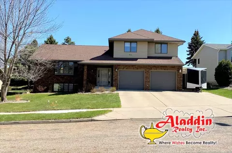 523 Juniper Dr, Bismarck, ND 58503 photo 1