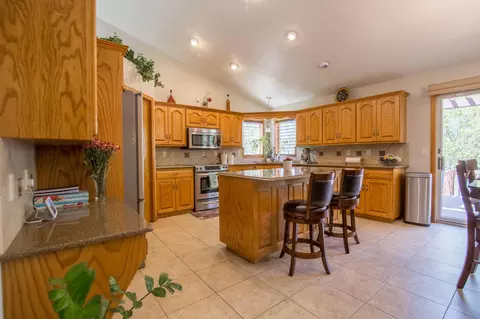 756 Juniper Dr, Bismarck, ND 58503 photo 2