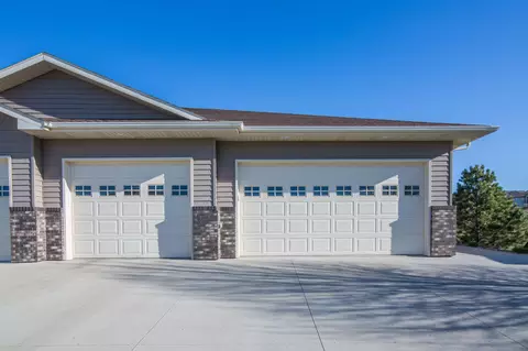 3436 Thunderbird Ln, Bismarck, ND 58503 photo 2