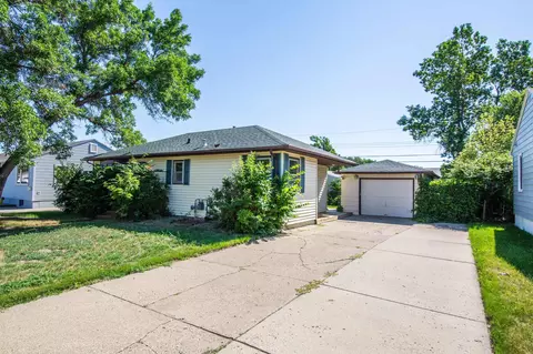 607 16th St S, Bismarck, ND 58504 photo 1