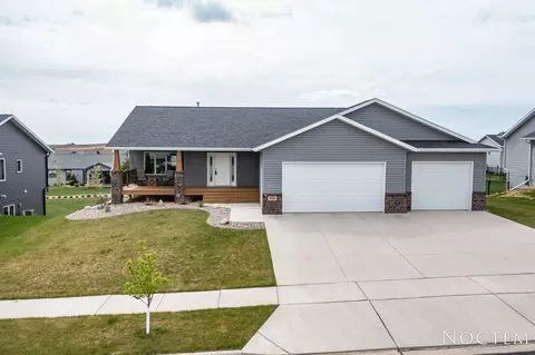 4706 Grey Hawk Ln, Bismarck, ND 58503 photo 1