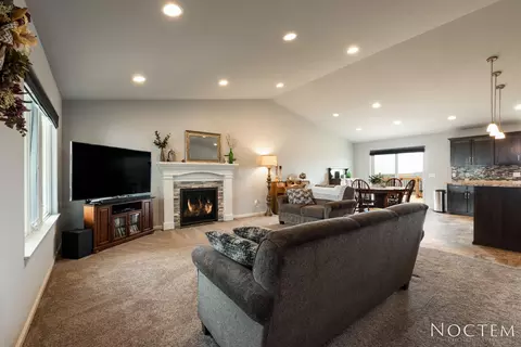 4706 Grey Hawk Ln, Bismarck, ND 58503 photo 3