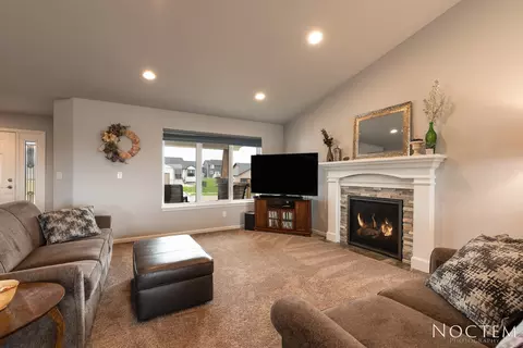 4706 Grey Hawk Ln, Bismarck, ND 58503 photo 4