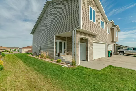 1749 Calgary Loop, Bismarck, ND 58503 photo 3