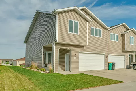 1749 Calgary Loop, Bismarck, ND 58503 photo 2