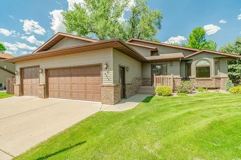 4714 Pintail Loop SE, Mandan, ND 58554 photo 2